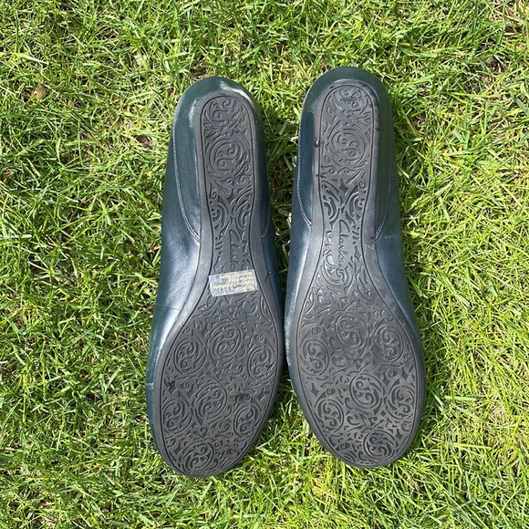 Women's Artisan Clark's flats Sz12M Navy - Picture 3 of 11